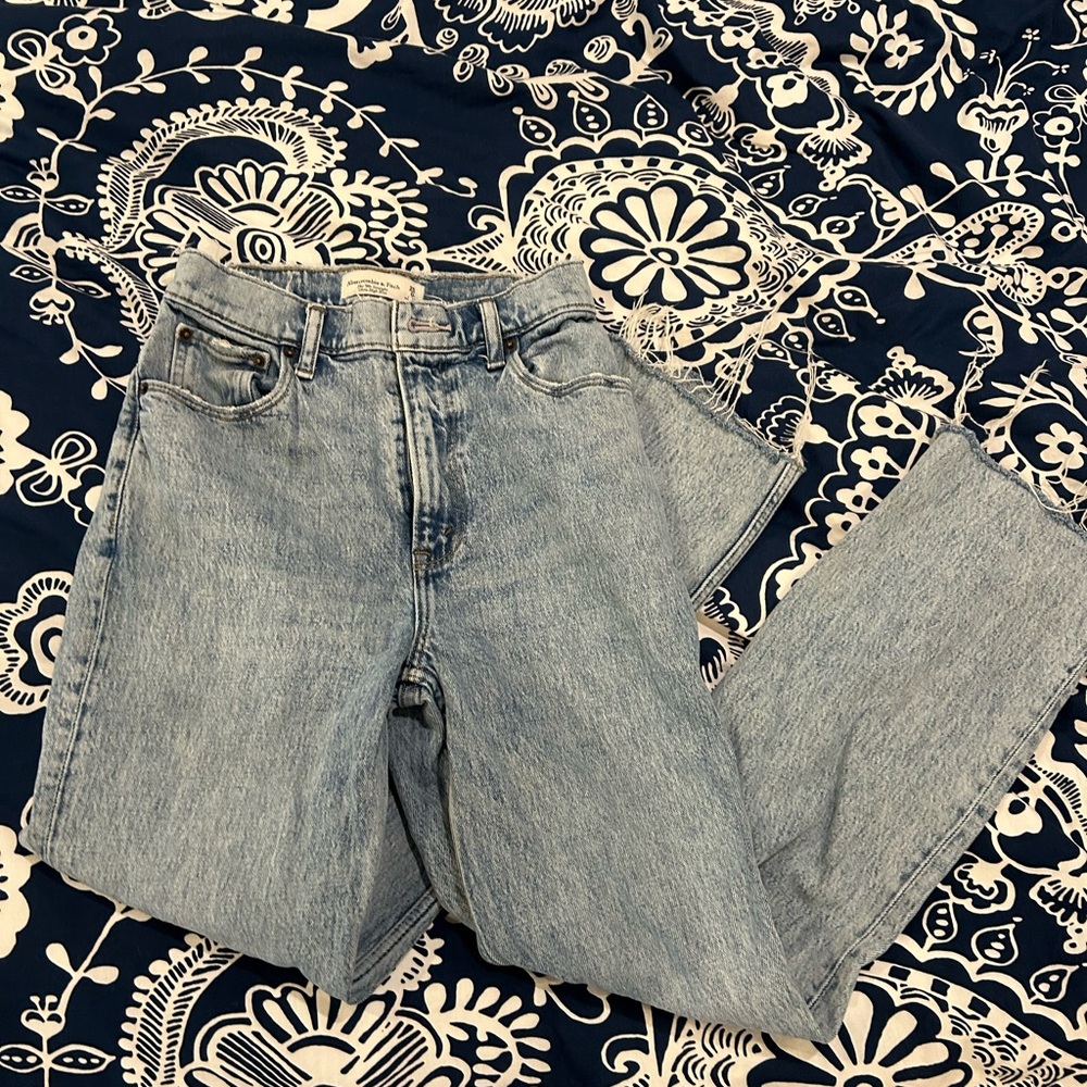 Abercrombie the 90’s straight ultra high rise jeans size 25 light wash